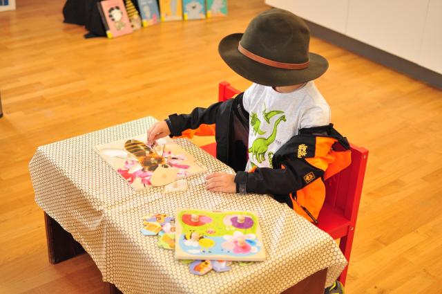 Kinder spielen Spiele zum Thema Biene