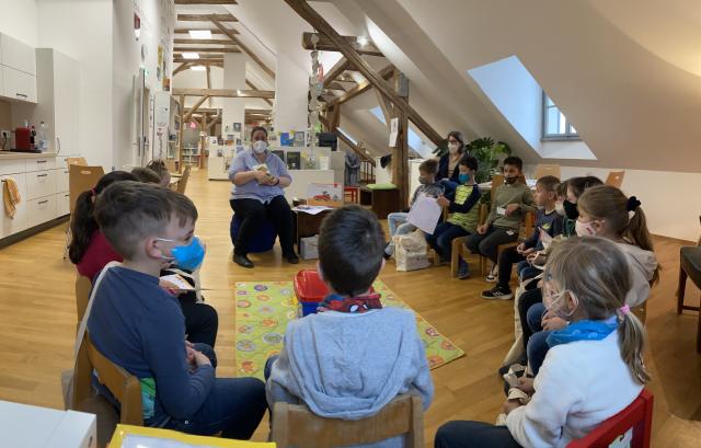 Kinder der Volksschule Hornstein in der Bücherei