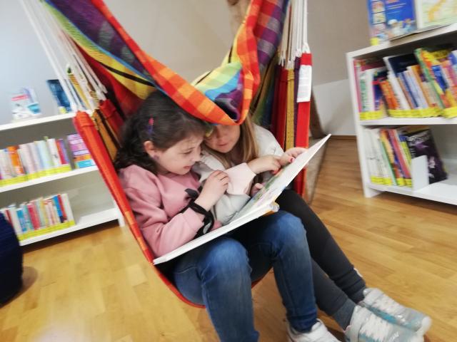 Kinder der Volksschule Hornstein in der Bücherei