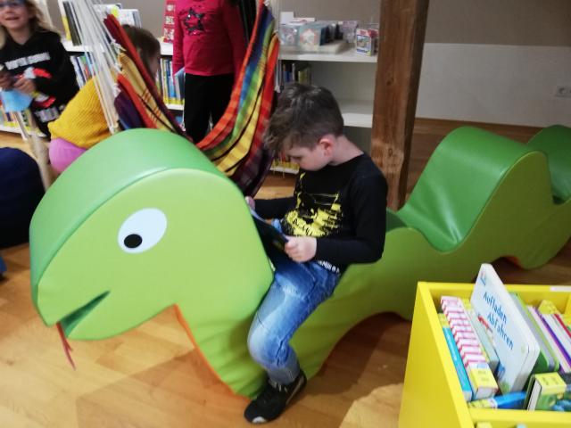 Kinder der Volksschule Hornstein in der Bücherei