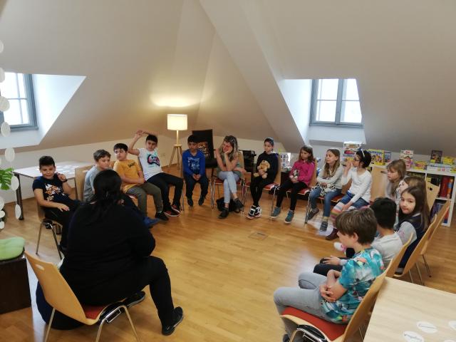 Kinder der Volksschule Hornstein in der Bücherei