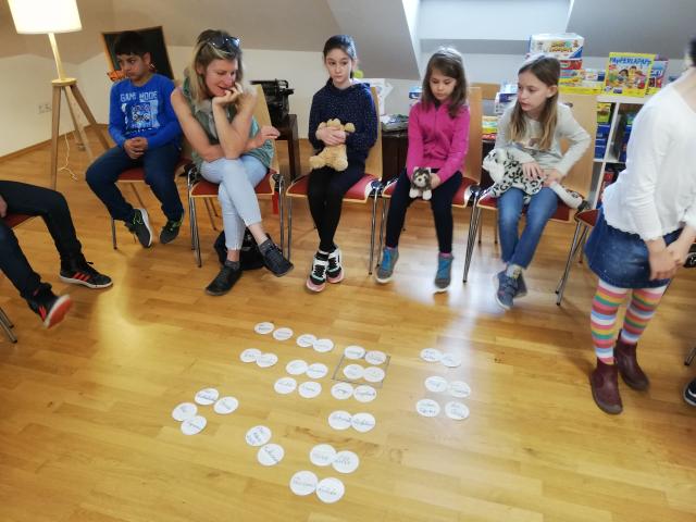 Kinder der Volksschule Hornstein in der Bücherei