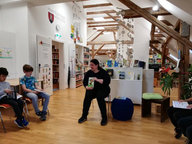 Kinder der Volksschule Hornstein in der Bücherei