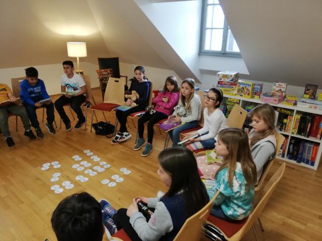 Kinder der Volksschule Hornstein in der Bücherei