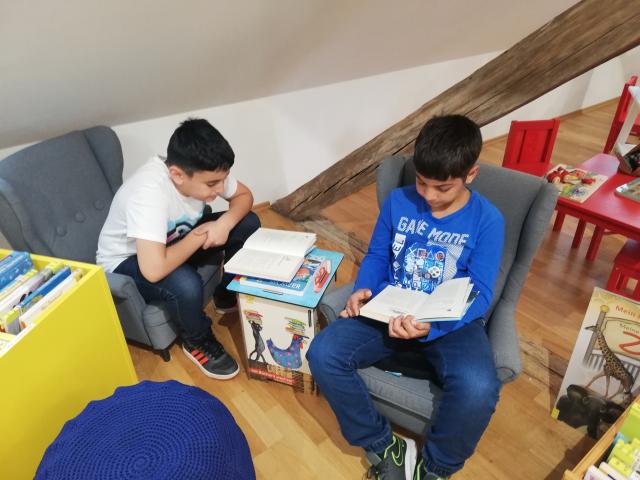 Kinder der Volksschule Hornstein in der Bücherei