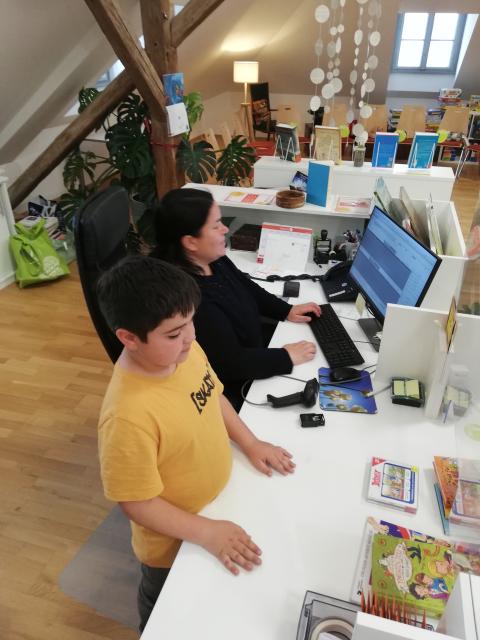 Kinder der Volksschule Hornstein in der Bücherei