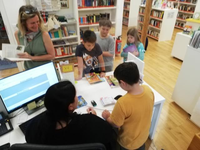 Kinder der Volksschule Hornstein in der Bücherei