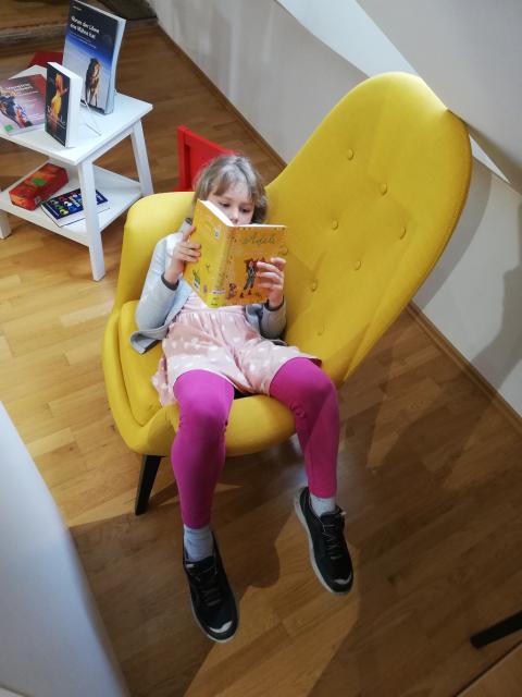Kinder der Volksschule Hornstein in der Bücherei
