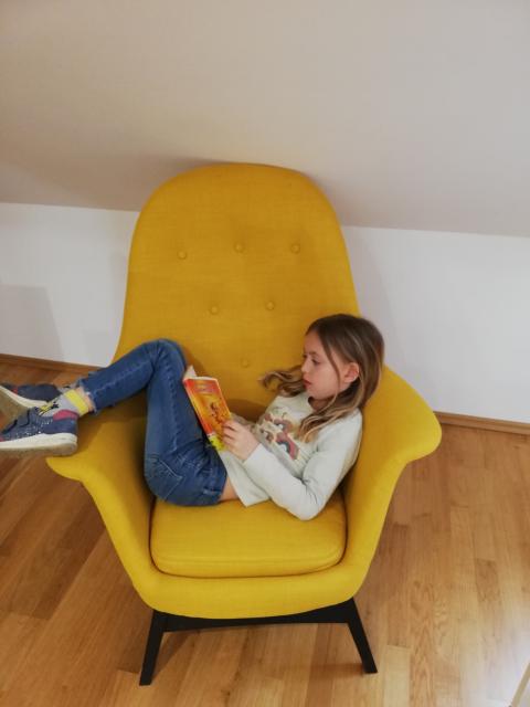 Kinder der Volksschule Hornstein in der Bücherei