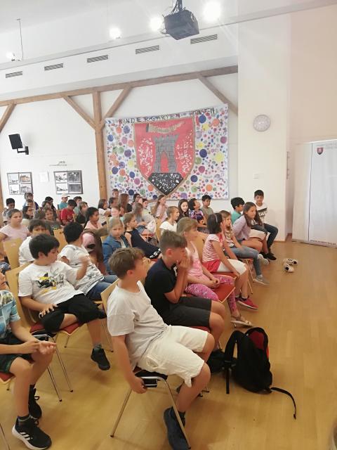 Autor Heinz Janisch mit Kindern der Volksschule Hornstein