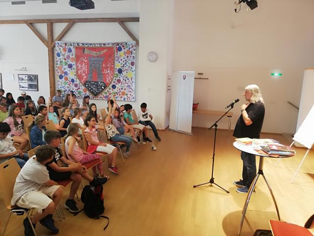 Autor Heinz Janisch mit Kindern der Volksschule Hornstein