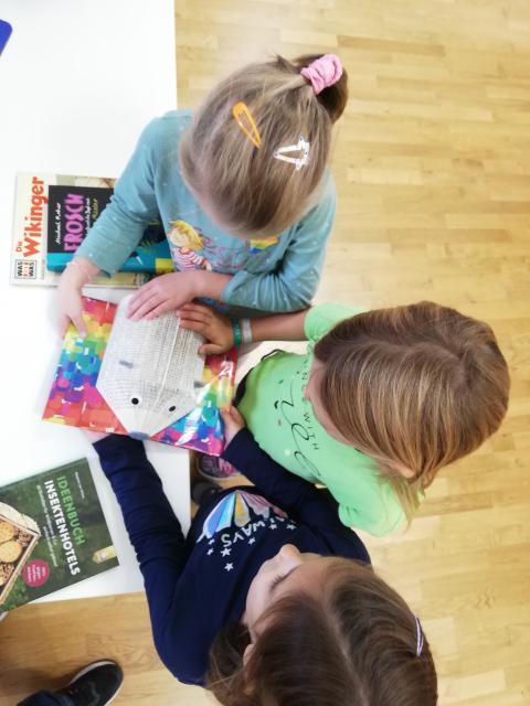 Kinder der Volksschule Hornstein in der Bücherei