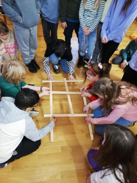 Kinder der Volksschule Hornstein in der Bücherei