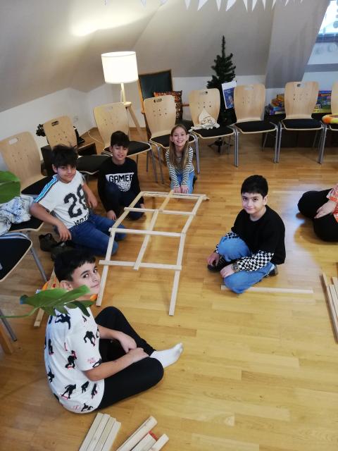 Kinder der Volksschule Hornstein in der Bücherei