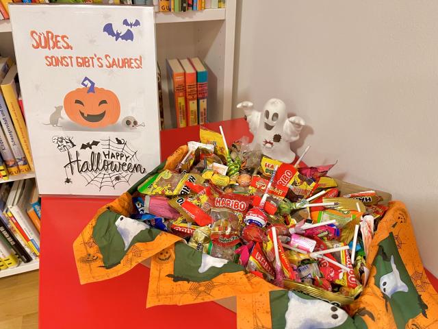 Halloween Lesung. Für Hund und Katz ist auch noch Platz