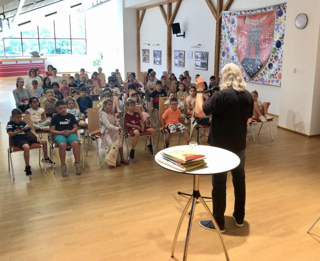 Autor Heinz Janisch mit Kindern der Volksschule Hornstein