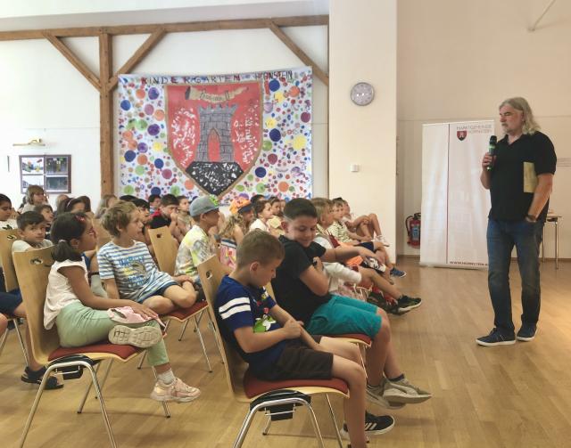 Autor Heinz Janisch mit Kindern der Volksschule Hornstein
