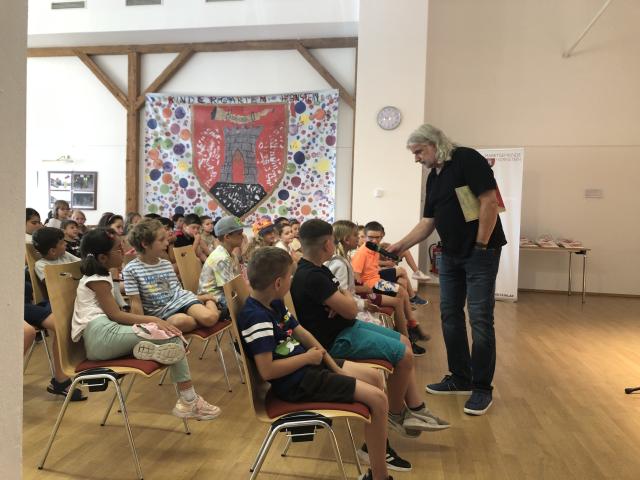 Autor Heinz Janisch mit Kindern der Volksschule Hornstein