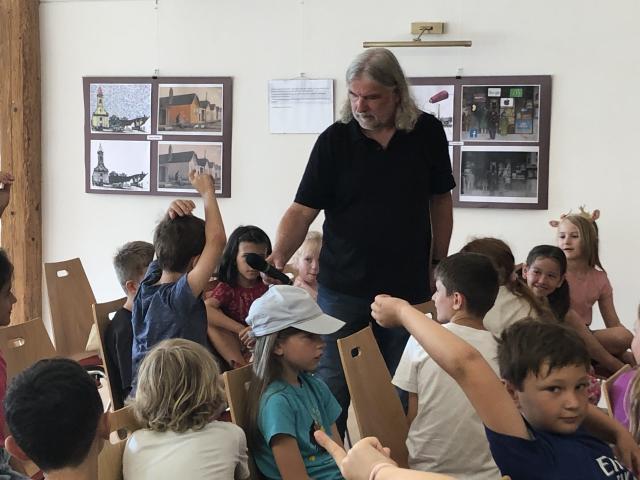Autor Heinz Janisch mit Kindern der Volksschule Hornstein