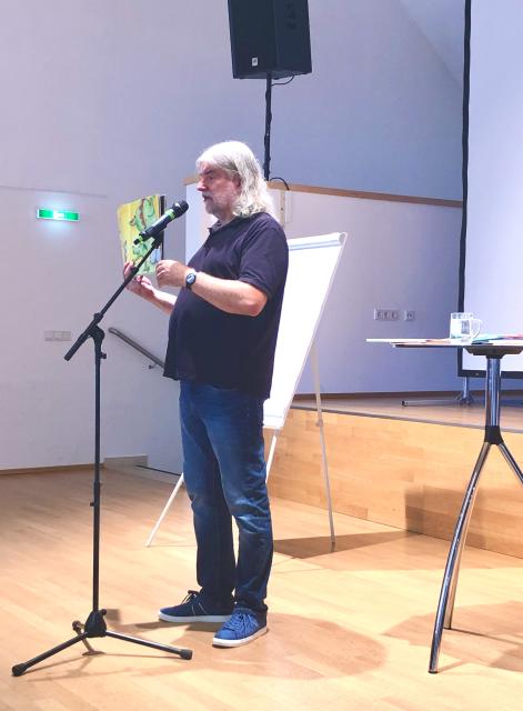 Autor Heinz Janisch mit Kindern der Volksschule Hornstein