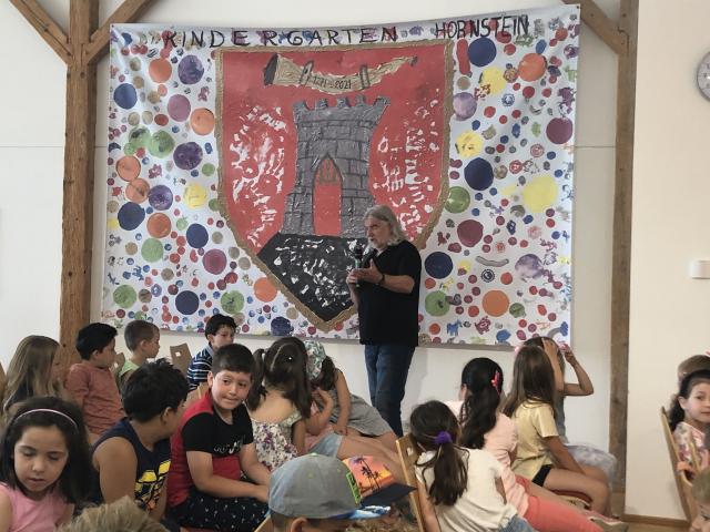 Autor Heinz Janisch mit Kindern der Volksschule Hornstein