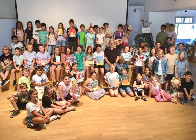 Autor Heinz Janisch mit Kindern der Volksschule Hornstein