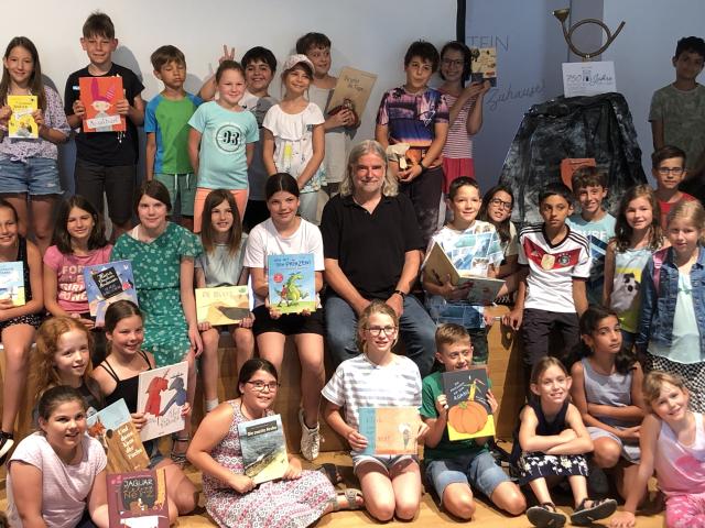 Heinz Janisch mit den Kindern der Volksschule Hornstein