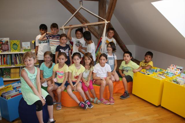 Kinder der Volksschule Hornstein in der Bücherei