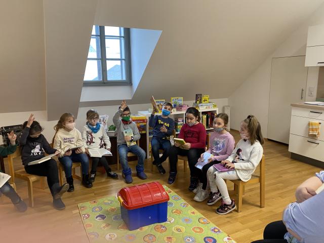 Kinder der Volksschule Hornstein in der Bücherei