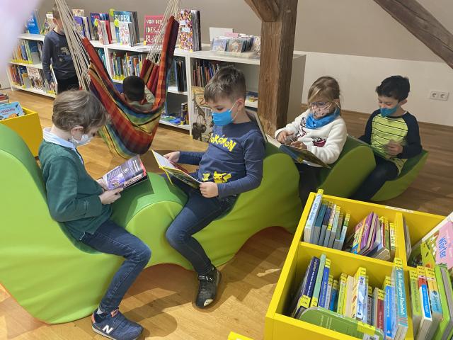 Kinder der Volksschule Hornstein in der Bücherei