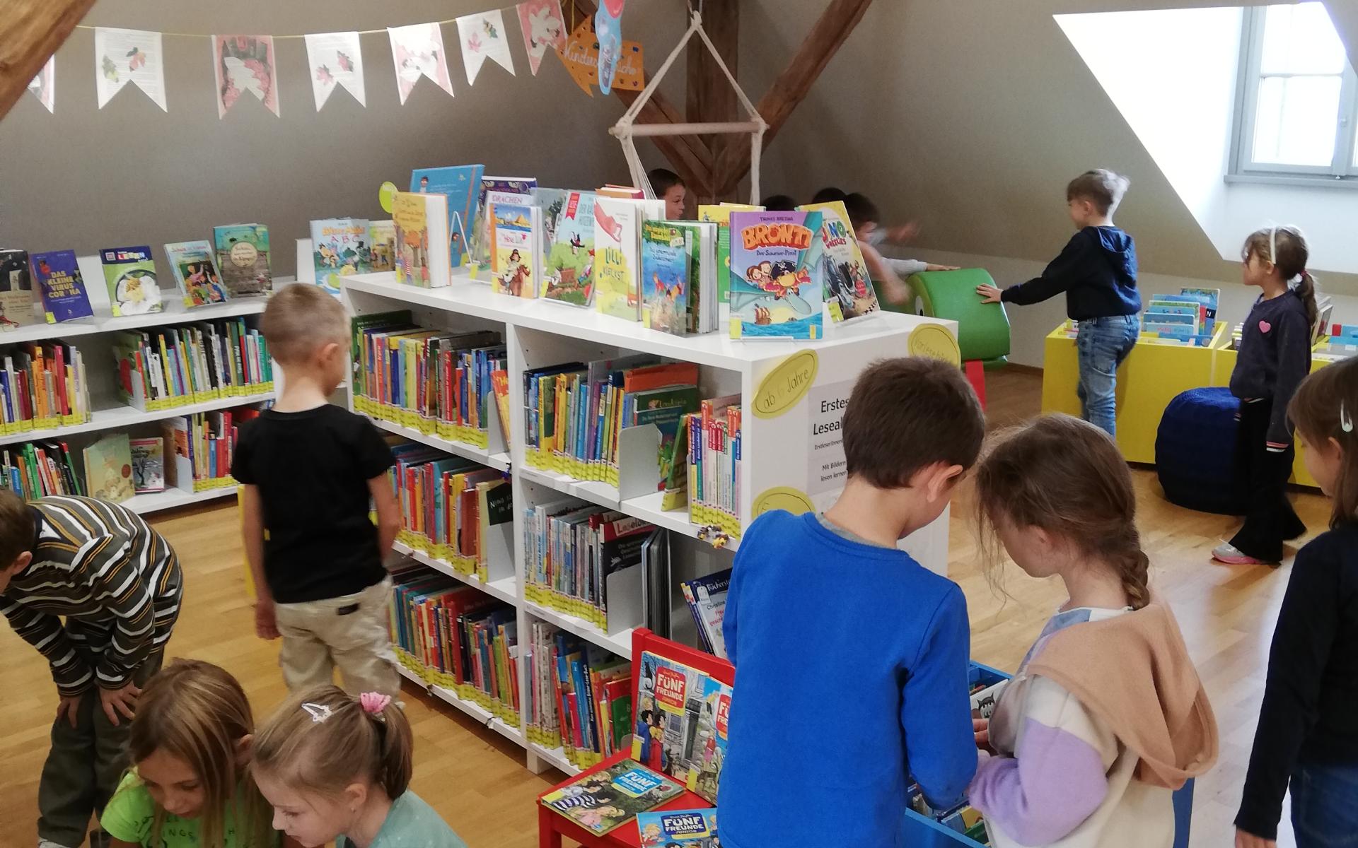 Kinder in der Bücherei