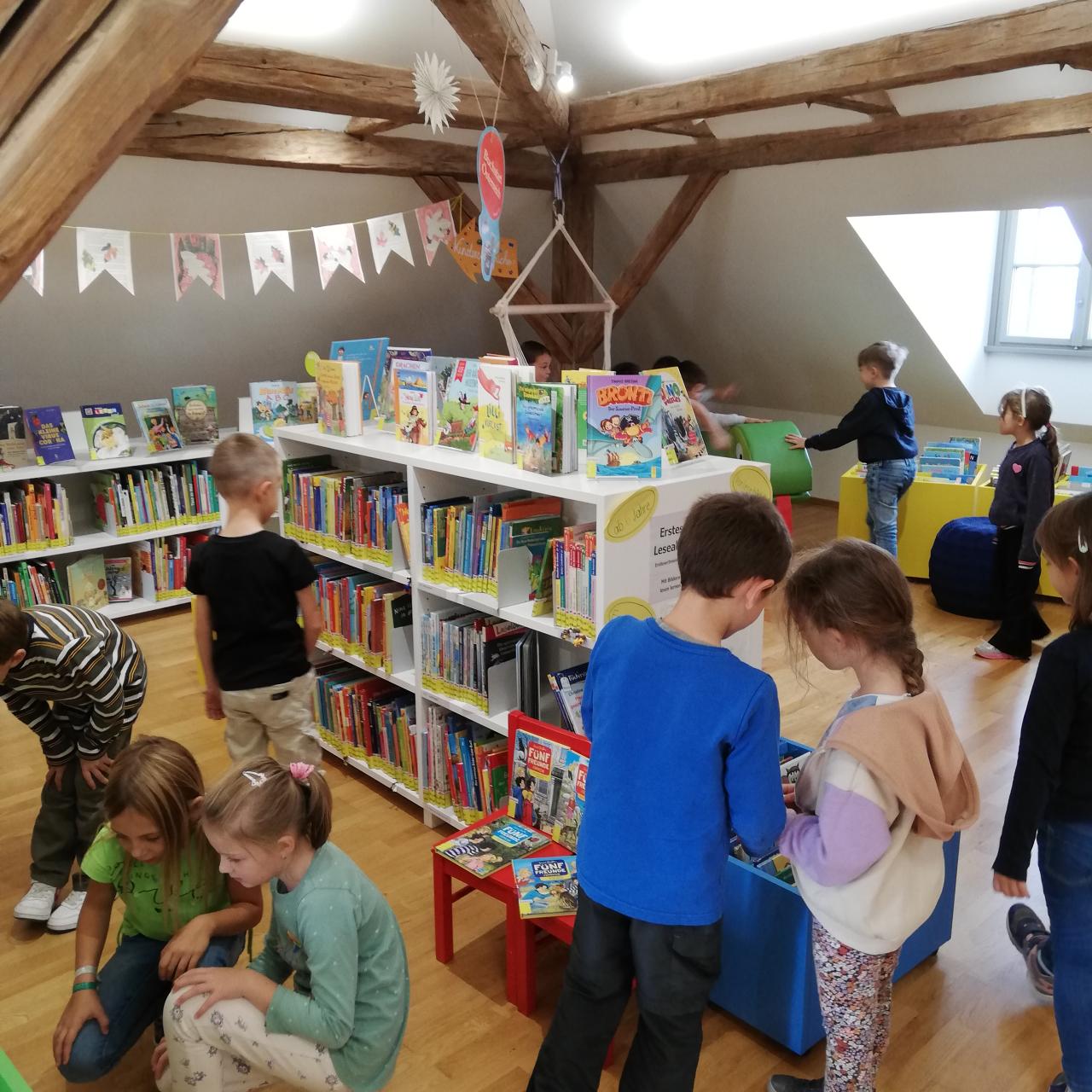 Kinder in der Bücherei